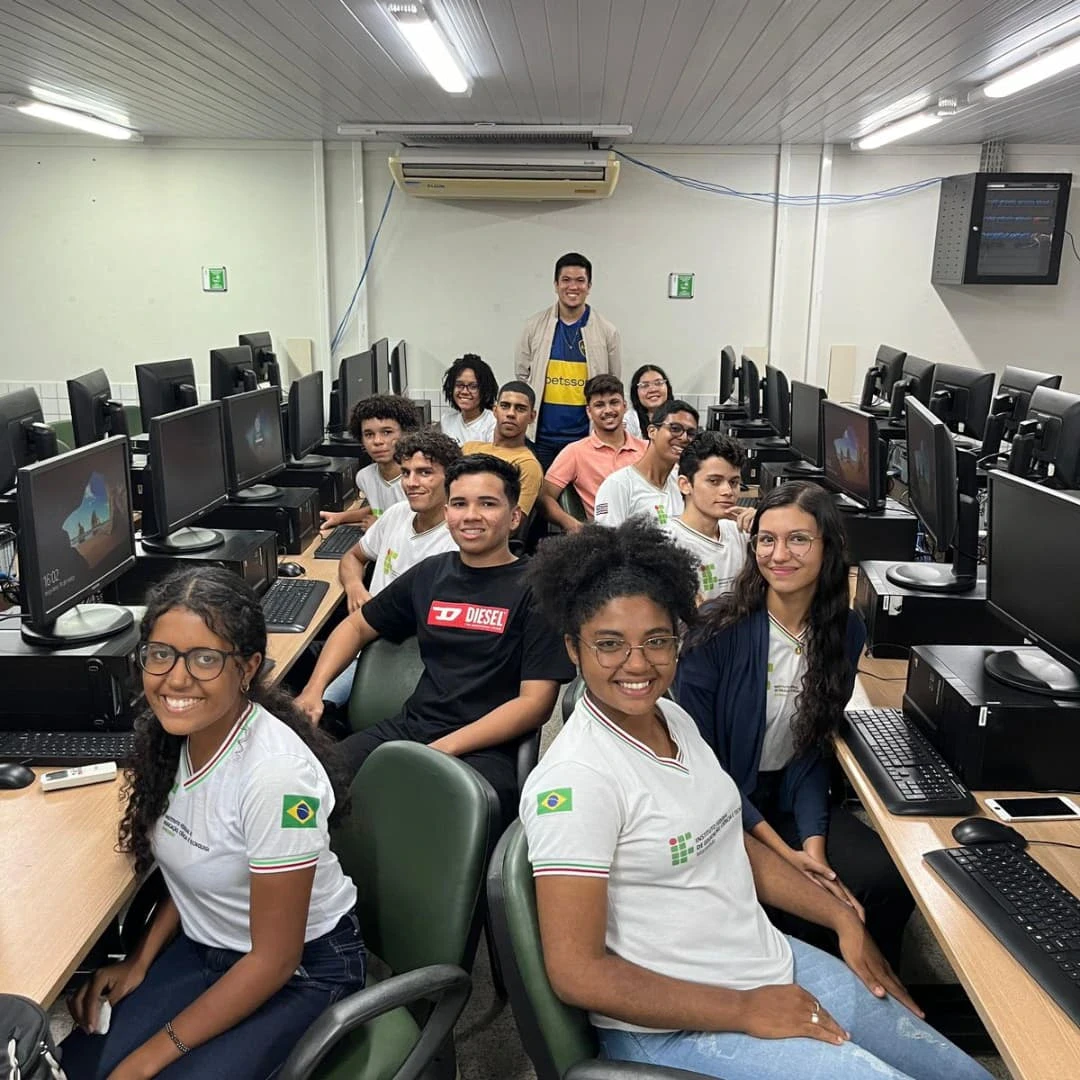 Estudantes e professores do LICC reunidos em laboratório de informática do IFMA Campus Pedreiras