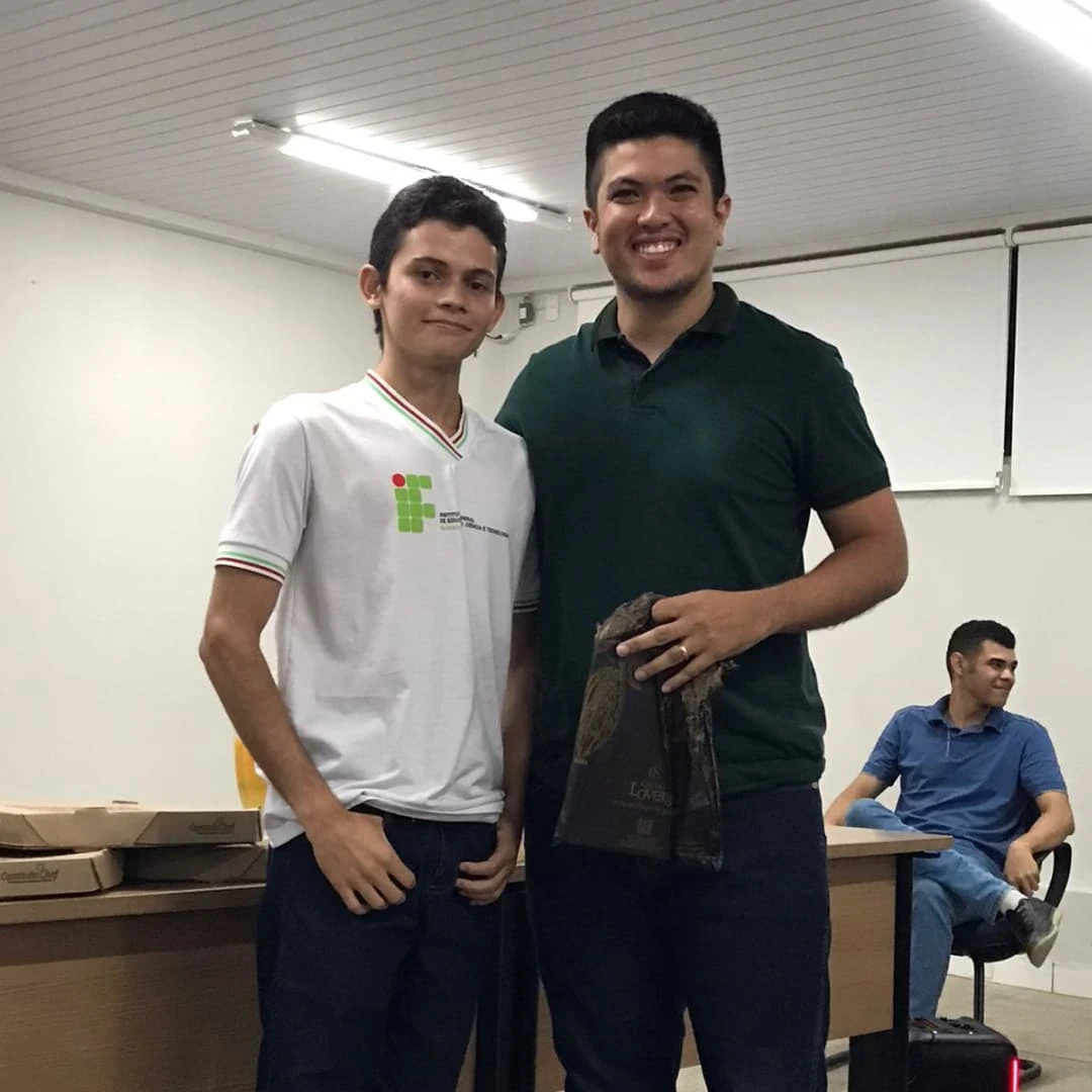 Estudante recebe um brinde de um professor durante o evento