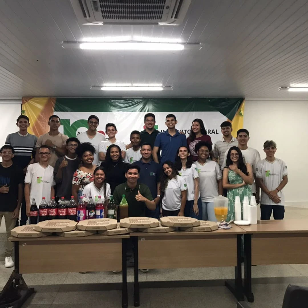 Grupo grande reunido em auditório do campus, com lanche coletivo