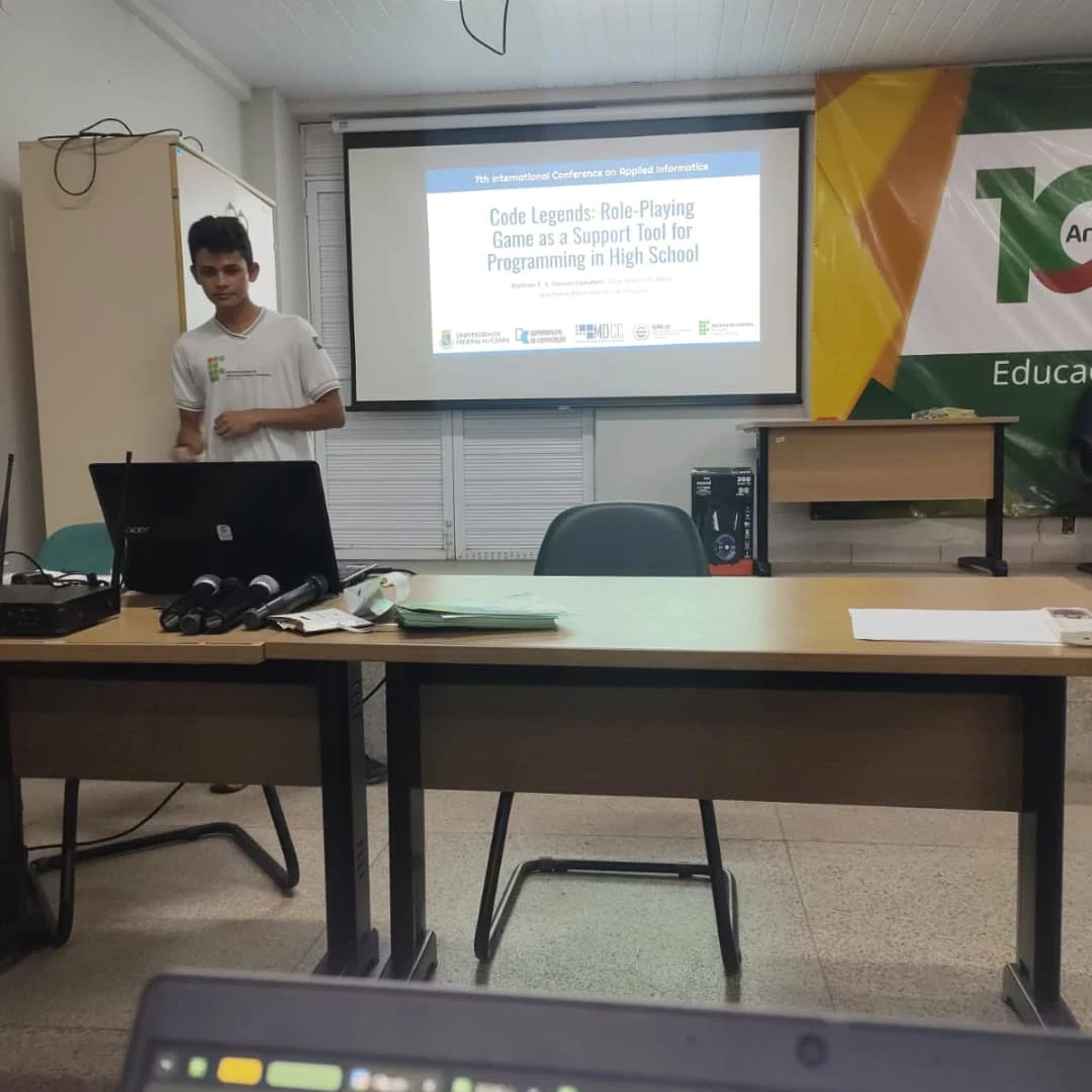 Estudante apresenta o projeto Code Legends em uma conferência internacional de informática aplicada