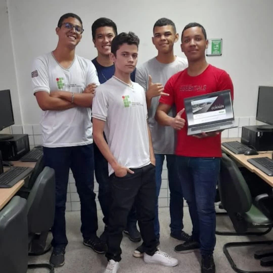 Cinco integrantes do laboratório posam com um notebook