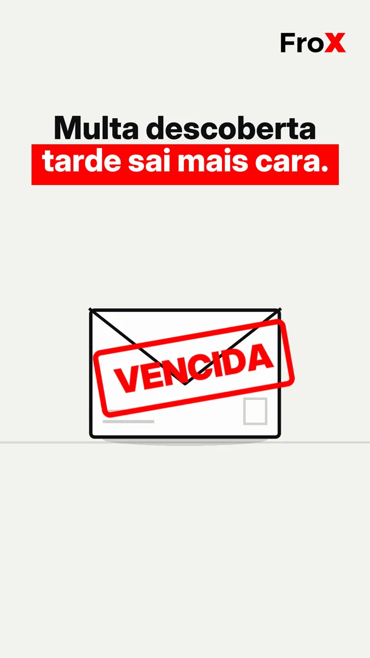 Envelope de notificação de multa com carimbo vermelho de vencida sobre a mesa do escritório da transportadora