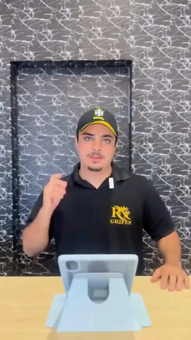 Neto, dono da RN Grifes, usa o sistema PDV do SoftPay em um tablet no balcão da loja de roupas