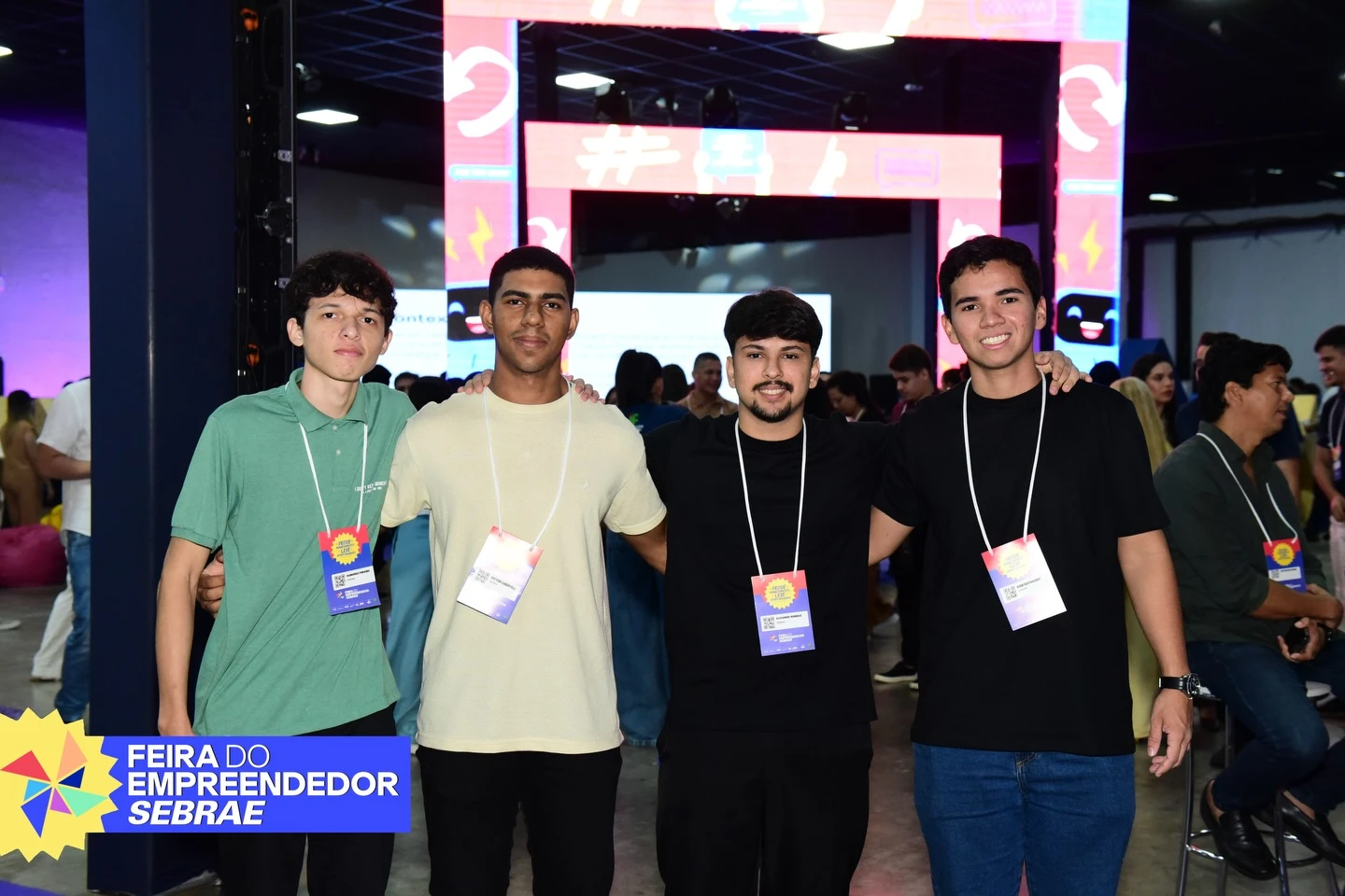 Equipe da VisionX posa com crachás na Feira do Empreendedor Sebrae 2026, em Teresina