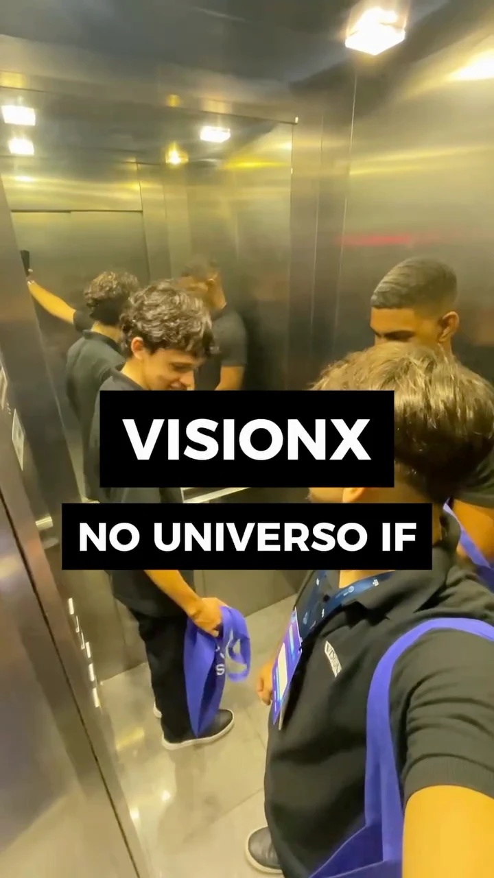 Equipe da VisionX no elevador, a caminho do evento