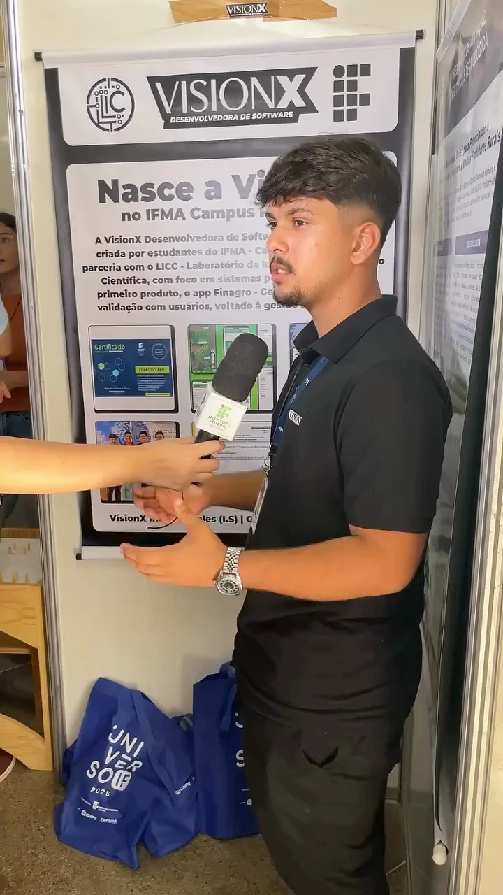 Integrante da VisionX é entrevistado no Universo IF 2025 diante do banner do estande, que cita a parceria com o LICC e o app Finagro